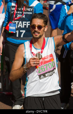 London,UK,13 avril 2014,Hugo Taylor montre sa médaille après avoir terminé le marathon de Londres 201 Crédit : Keith Larby/Alamy Live News Banque D'Images