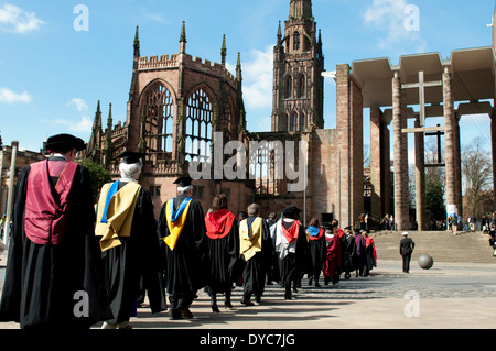 Procession d'universitaires, l'Université de Coventry le jour de graduation à la cathédrale de Coventry, England, UK Banque D'Images