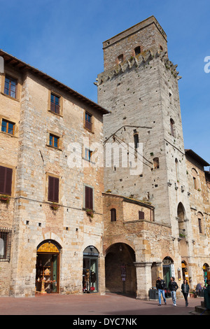 Square de San Gimignano, Province de Sienne, Toscane, Italie Banque D'Images
