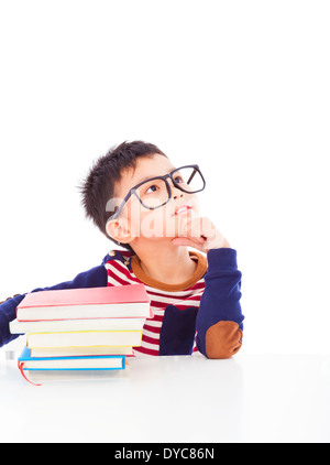 Petit garçon asiatique au cours de la préparation de leurs devoirs de la pensée Banque D'Images