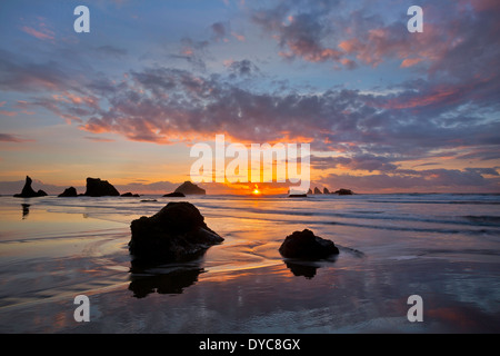 Des flaques et des piles de la mer, des rochers, au coucher du soleil le long de la plage de Bandon, Oregon. L'hiver. USA Banque D'Images