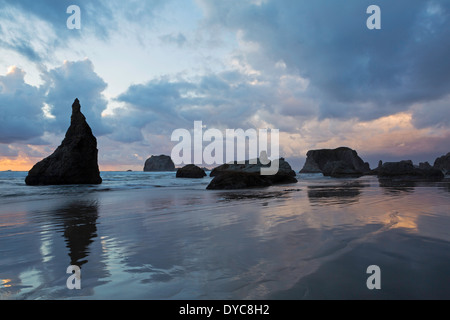 Des flaques et des piles de la mer, des rochers, au coucher du soleil le long de la plage de Bandon, Oregon. L'hiver. USA Banque D'Images