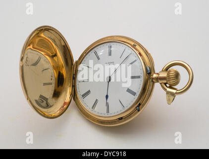 Eichwalde, Allemagne. 6ème apr 2014. Un Golden lady's pocket watch à partir de la deuxième moitié du xixe siècle d'horloger 'Lange und Soehne (Lange et fils) est exposée sur une table en Eichwalde, Allemagne, 6 avril 2014. Photo : Tim Brakemeier/dpa/Alamy Live News Banque D'Images