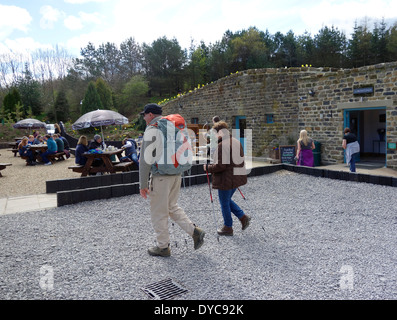 Un homme et une femme hill promeneurs arrivant à seigneur Stones café dans le Cleveland Hills North York Moors National Park Banque D'Images