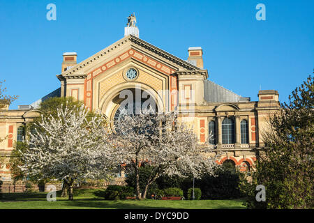 Alexandra Palace, Londres. 14 avril, 2014. Daybreak voit Alexandra Palace et les cerisiers en fleurs de soleil dans ses jardins aube lumière chaude sous un beau ciel sans nuages que Londres se réveille d'une amende le printemps. Credit : Patricia Phillips/Alamy Live News Banque D'Images