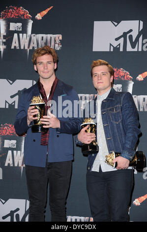 Los Angeles, Californie, USA. 13 avr, 2014. L'acteur américain Josh Hutcherson (R) et l'acteur britannique Sam Claflin (L) tenir leur MTV Movie Awards au Nokia Theatre de Los Angeles, Californie, USA, 13 avril 2014. Hutcherson a gagné pour Meilleure Interprétation Masculine et Meilleur Film pour "The Hunger Games : Catching Fire' qu'il a partagée avec Clafin. Photo : Hubert Boesl/DPA - PAS DE SERVICE DE FIL/dpa/Alamy Live News Banque D'Images