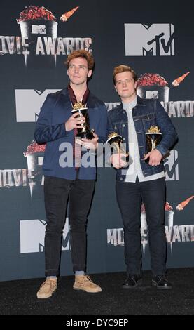 Los Angeles, Californie, USA. 13 avr, 2014. L'acteur américain Josh Hutcherson (R) et l'acteur britannique Sam Claflin (L) tenir leur MTV Movie Awards au Nokia Theatre de Los Angeles, Californie, USA, 13 avril 2014. Hutcherson a gagné pour Meilleure Interprétation Masculine et Meilleur Film pour "The Hunger Games : Catching Fire' qu'il a partagée avec Clafin. Photo : Hubert Boesl/DPA - PAS DE SERVICE DE FIL/dpa/Alamy Live News Banque D'Images