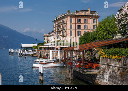 Le restaurant au bord du lac terrasse, Bellagio, Lac de Côme, Italie Banque D'Images