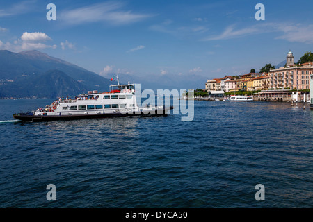 Car-ferry près de Bellagio, Lac de Côme, Italie Banque D'Images