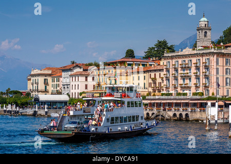 Car-ferry près de Bellagio, Lac de Côme, Italie Banque D'Images