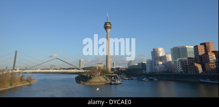 La fin de l'après-midi vue sur le port des médias à Dusseldorf avec Rheinturm TV Tower et bâtiments de Neuer Zollhof, Allemagne Banque D'Images