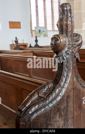 Banc sculpté du 15ème siècle fin dans l'église All Saints, Upper Sheringham, Norfolk. Pensé pour être d'un enfant chrysom. Banque D'Images