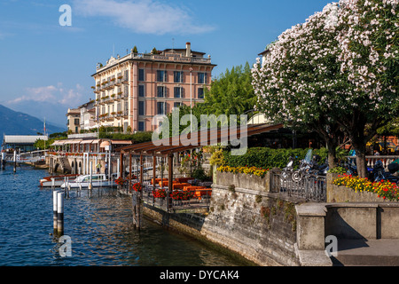 Le restaurant au bord du lac terrasse, Bellagio, Lac de Côme, Italie Banque D'Images