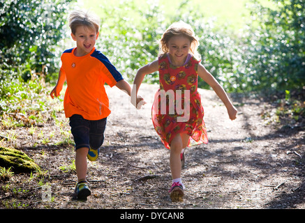 Des jumeaux garçon et fille de 5 ans / Banque D'Images