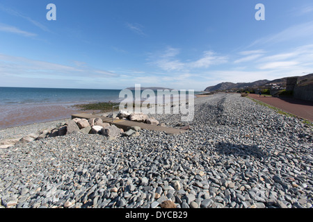 Le sentier du littoral du pays de Galles dans le Nord du Pays de Galles. Vue pittoresque de la côte du Pays de Galles à Penmaenmawr esplanade. Banque D'Images