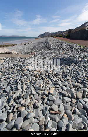 Le sentier du littoral du pays de Galles dans le Nord du Pays de Galles. Vue pittoresque de la côte du Pays de Galles à Penmaenmawr esplanade. Banque D'Images