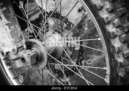 Close up fragment monochrome de roue de vélo motocross avant sport Banque D'Images