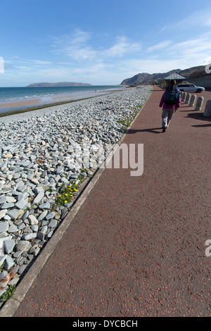 Le sentier du littoral du pays de Galles dans le Nord du Pays de Galles. Vue pittoresque de la côte du Pays de Galles à Penmaenmawr esplanade. Banque D'Images