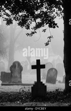 La pierre tombale dans le cimetière de brouillard à Banbury. L'Oxfordshire, Angleterre. Monochrome Banque D'Images