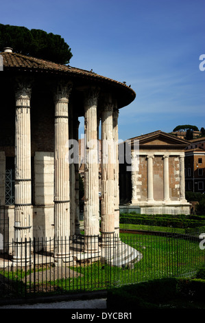 Italie, Rome, Forum Boarium, temple d'Hercule Victor, également appelé temple de Vesta (2e siècle av. J.-C.) et temple de Portunus virilis Banque D'Images