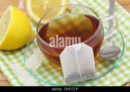 Appuyé contre un sachet de thé tasse de thé Banque D'Images