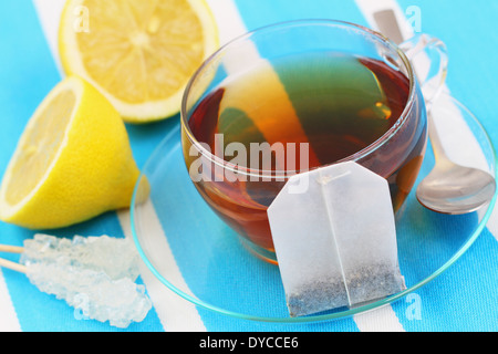 Appuyé contre un sachet de thé tasse de thé Banque D'Images