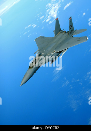 Un U.S. Air Force F-15E Strike Eagle aéronefs affectés à la 494e Escadron de chasse survole la Mer Méditerranée Banque D'Images