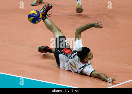 Pasay City, Philippines. 14 avr, 2014. Ali Hassan Asadi du Qatar plonge pour la balle contre les Philippines au cours de la ronde quart de l'Asie 2014 Men's Club en Championnat de Pasay City, aux Philippines, le 14 avril 2014. Le Qatar a gagné 3-0. © Rouelle Umali/Xinhua/Alamy Live News Banque D'Images