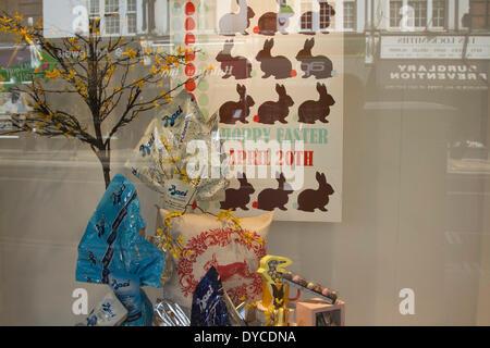 Wimbledon Londres, Royaume-Uni. 14 avril 2014. Lapins de Pâques sont affichées dans une fenêtre de magasin que des boutiques préparer pour Pâques le 20 avril Crédit : amer ghazzal/Alamy Live News Banque D'Images