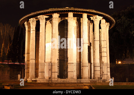 Temple de Vesta par nuit à Rome, Italie Banque D'Images