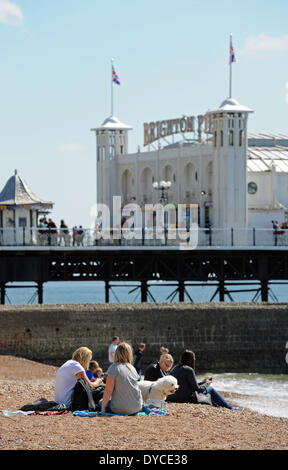 Brighton Sussex UK - Les visiteurs apprécient le glorieux temps de printemps chaud et ensoleillé sur le front de mer de Brighton et de la plage aujourd'hui Banque D'Images