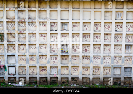 Tombe anonyme chambres sur le cimetière chinois de Manille, Philippines Banque D'Images