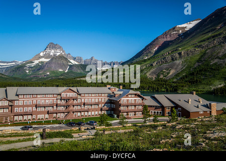 L'hôtel Glacier De nombreux sur le lac Swiftcurrent et Grinnell Point dans le Glacier National Park, Montana, USA. Banque D'Images