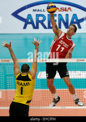 Pasay City, Philippines. 14 avr, 2014. Frederic Winters (R) de Chine monte la balle pendant le quart de l'Asie 2014 Men's Volleyball Club contre le Liban à Pasay City, Philippines, le 14 avril 2014. La Chine a gagné 3-1. © Rouelle Umali/Xinhua/Alamy Live News Banque D'Images