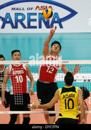 Pasay City, Philippines. 14 avr, 2014. Wang Chen (C) de Chine monte la balle pendant le quart de l'Asie 2014 Men's Volleyball Club contre le Liban à Pasay City, Philippines, le 14 avril 2014. La Chine a gagné 3-1. © Rouelle Umali/Xinhua/Alamy Live News Banque D'Images