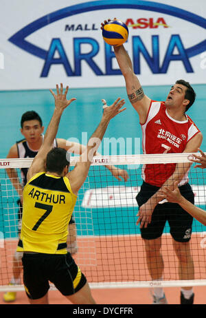 Pasay City, Philippines. 14 avr, 2014. Wout Tijismans (R) de Chine monte la balle pendant le quart de l'Asie 2014 Men's Volleyball Club contre le Liban à Pasay City, Philippines, le 14 avril 2014. La Chine a gagné 3-1. © Rouelle Umali/Xinhua/Alamy Live News Banque D'Images