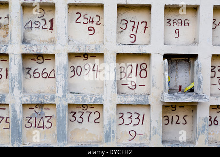 Tombe anonyme chambres sur le cimetière chinois de Manille, Philippines Banque D'Images