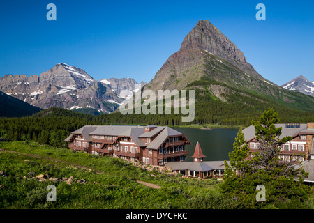 L'hôtel Glacier De nombreux sur le lac Swiftcurrent et Grinnell Point dans le Glacier National Park, Montana, USA. Banque D'Images