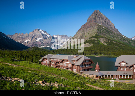 L'hôtel Glacier De nombreux sur le lac Swiftcurrent et Grinnell Point dans le Glacier National Park, Montana, USA. Banque D'Images