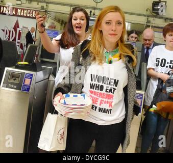 Londres, Royaume-Uni. . 14 avr, 2014. Les femmes ont protesté contre la page Facebook ''Les femmes qui mangent sur les Tubes'' (WWEOT). Les femmes ont été invités à se rassembler sur le tube et manger le déjeuner pour protester contre ce qu'ils allèguent est sexiste et sinistre page Facebook. Le WWEOT page demande aux utilisateurs d'afficher des photos de femmes mangeant leur déjeuner dans le métro. Credit : Gail Orenstein/ZUMAPRESS.com/Alamy Live News Banque D'Images