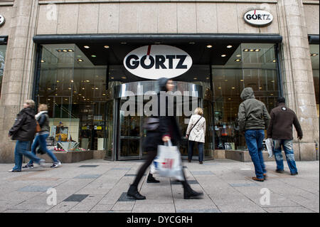 Hambourg, Allemagne. 14 avr, 2014. Les gens passent devant un magasin détaillant de chaussures Goertz à Hambourg, Allemagne, 14 avril 2014. Goertz recevront une injection de capitaux des investisseurs en capital de Munich. Afinum Photo : MAJA HITIJ/DPA/Alamy Live News Banque D'Images