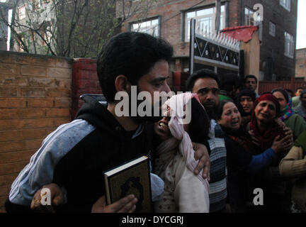 Srinagar, au Cachemire. 14 avr, 2014. Une chambre en vertu de l'incendie dans lequel deux militents étaient jusqu'depuis hier à discothèque de Ahmad nagar périphérie de Srinagar, Inde, lundi, le 14 avril 2014. A près de 20 heures de coups de feu dans le Cachemire sous contrôle indien terminé lundi après les troupes gouvernementales ont tué deux suspects rebelles dans la région de l'Himalaya, la ville principale de l'un haut fonctionnaire de la police a dit. Credit : Shafat Sidiq/NurPhoto ZUMAPRESS.com/Alamy/Live News Banque D'Images