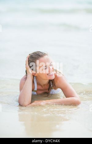 Happy young woman in swimsuit portant sur mer Banque D'Images
