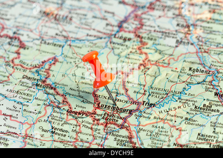 Carte de pointage de l'axe rouge sur la carte pour le Luxembourg. Banque D'Images