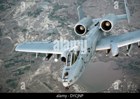 US Air Force A-10 Thunderbolt II appareil vole un combat sortie le 2 avril 2014, plus de nord-est, l'Afghanistan. Banque D'Images