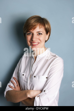 Portrait vertical d'une belle femme Banque D'Images