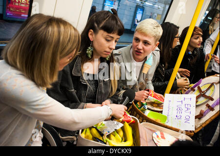 Londres, Royaume-Uni. 14 avr, 2014. N° circlelinelunchparty organisée par Lucy Brisbane en protestation de la page Facebook et Tumblr mis en place par le photographe Tony Burke intitulée "Les femmes qui mangent sur les Tubes'. Burke et Brisbane ont été interviewés sur la BBC Radio 4 aujourd'hui le vendredi 11 avril 2014, au cours de laquelle les commentaires ont été Burkes soit généralement considéré comme misogyne et objectiver les femmes. La ligne Circle le déjeuner de travail, qui a commencé à 13h30 de High Street Kensington, Londres, a attiré un grand nombre de pic-nic'ers, y compris les hommes de manger en solidarité pour la manifestation, et de la presse. Credit : Francesca Moore/Alamy Live News Banque D'Images