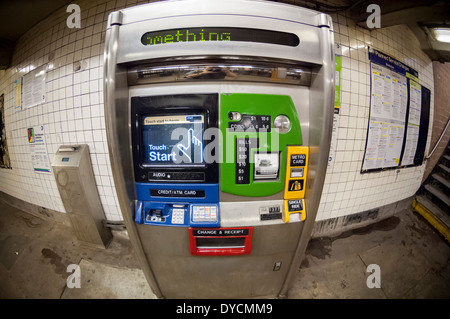 Une Metrocard distributeur automatique (MVM) dans l'ouest de la station de métro de la 23e rue à New York Banque D'Images