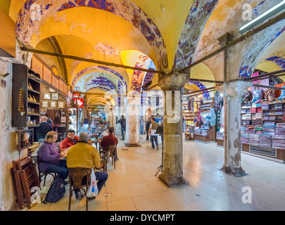 Café dans la partie la plus ancienne du Grand Bazar (Kapaliçarsi), Istanbul, Turquie Banque D'Images