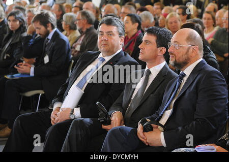 Berlin, Allemagne. 14 avr, 2014. Martin Schulz, président du Parlement Européen (1e R, à l'avant), le nouveau Premier ministre français Manuel Valls (2e R, à l'avant) et Sigmar Gabriel (3R, à l'avant), le Vice-chancelier allemand et ministre de l'économie et de l'énergie et également président du parti social-démocrate allemand (SPD), assister à un SPD-organisé la commémoration du 100e anniversaire du déclenchement de la Première Guerre mondiale à Berlin, capitale de l'Allemagne, le 14 avril 2014. © Ban Wei/Xinhua/Alamy Live News Banque D'Images